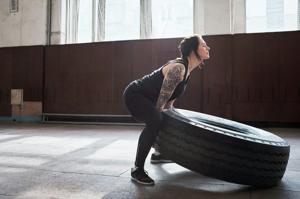 Quels sont les exercices de renforcement musculaire recommandés pour les pratiquants de sports de combat?